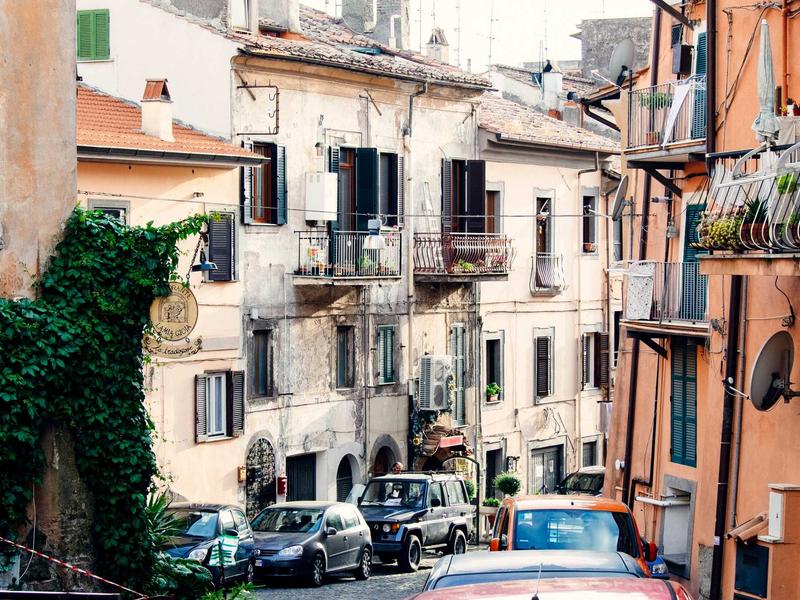 精致穷<br>lyn4jsut.cn 几千块的耳机几百块的饭